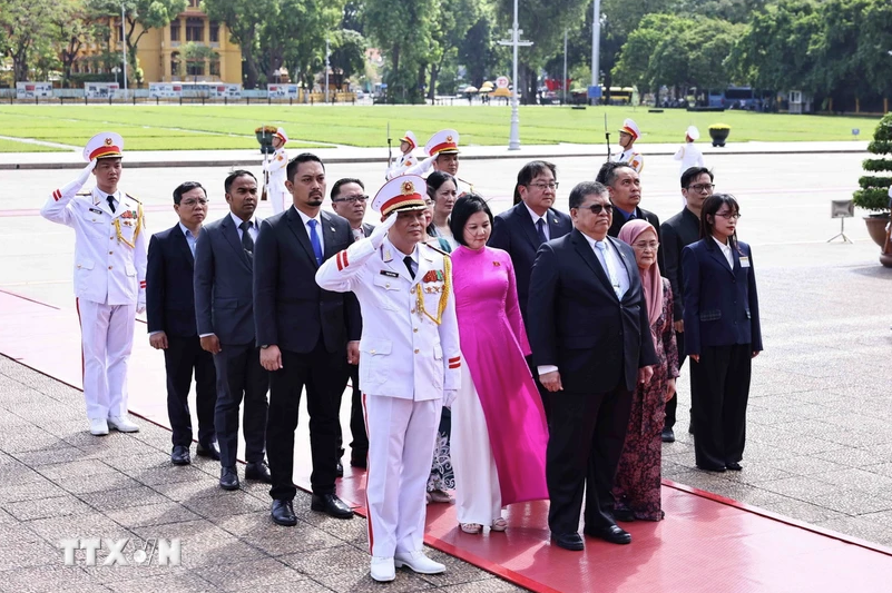 Chủ tịch Hạ viện Malaysia Tan Sri Dato’ Johari Bin Abdul và Phu nhân thành kính tưởng nhớ Chủ tịch Hồ Chí Minh. (Ảnh: Minh Đức/TTXVN)