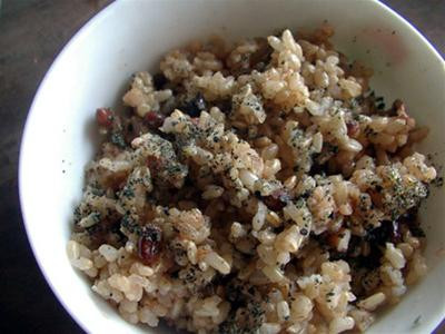 Cơm gạo lứt và vừng đen dùng để hỗ trợ điều trị và phòng chống nhiều bệnh. Ảnh: thucduong.net