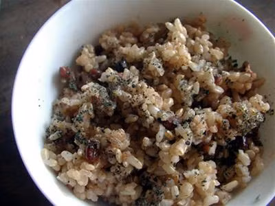 Cơm gạo lứt và vừng đen dùng để hỗ trợ điều trị và phòng chống nhiều bệnh. Ảnh: thucduong.net