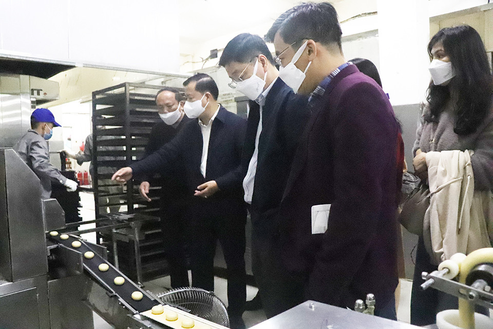 Đoàn kiểm tra liên ngành ATTP số 1 kiểm tra Công ty TNHH chế biến thực phẩm Thanh Hương – cơ sở chế biến sản xuất bánh jambon. Ảnh: Thanh Bình