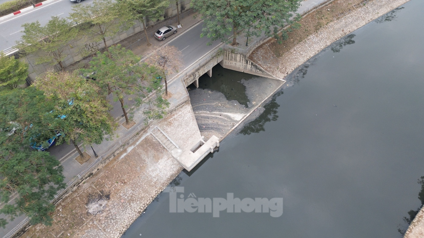 Tuy nhiên, vẫn còn nhiều cống xả chưa được gom triệt để, hàng ngày nước thải vẫn xả thẳng vào sông Tô Lịch gây ô nhiễm nghiêm trọng và rất mất mỹ quan.