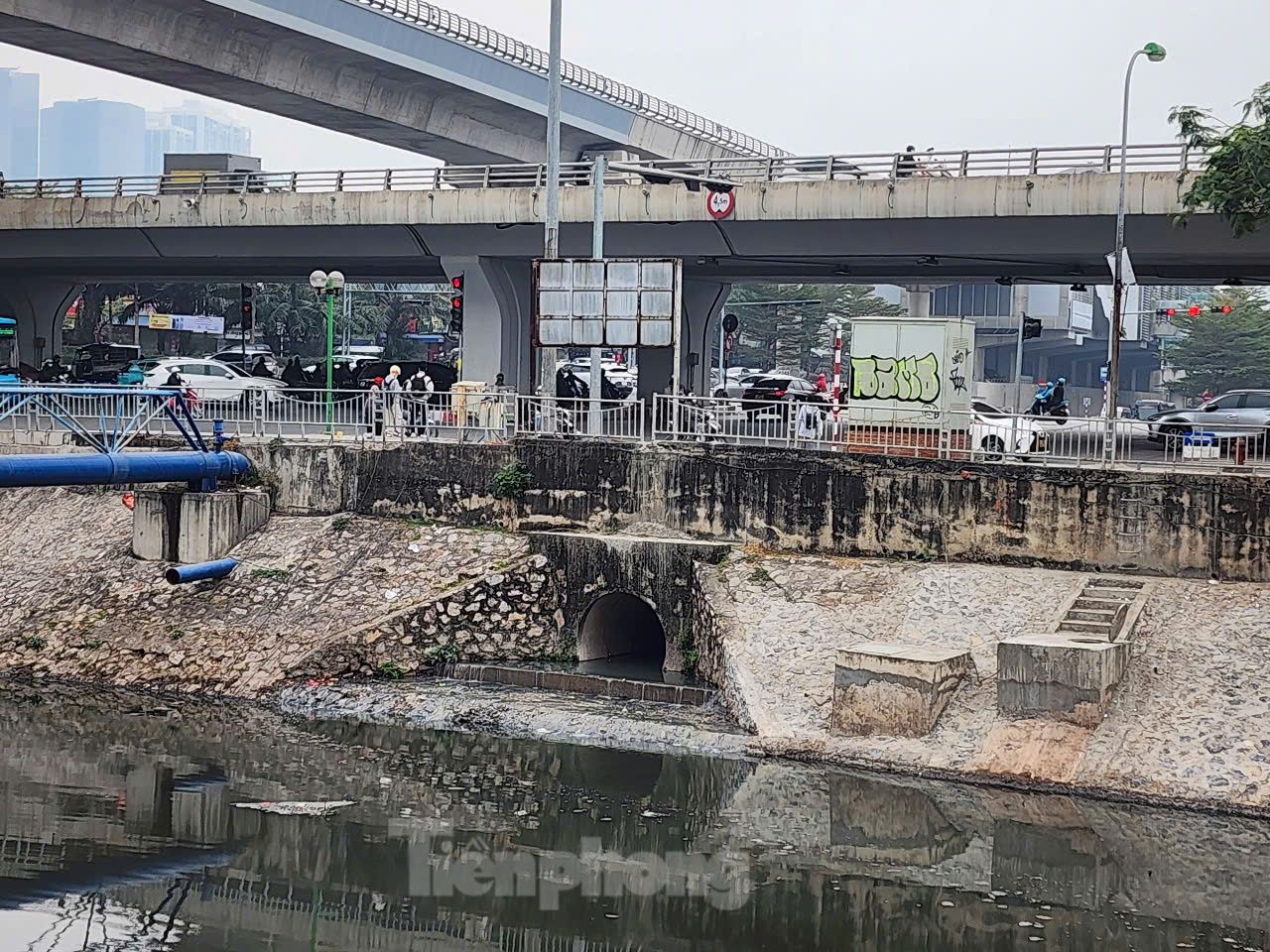 Sở Xây dựng đề xuất, với 26 cửa xả chưa thu gom nước thải thuộc phạm vi dự án Hệ thống xử lý nước thải Yên Xá, Ban Quản lý dự án Nông nghiệp phối hợp rà soát hiện trạng và các hạng mục đã triển khai. Đồng thời, đề xuất giải pháp thu gom nước thải triệt để, bổ sung vào gói thầu số 2.