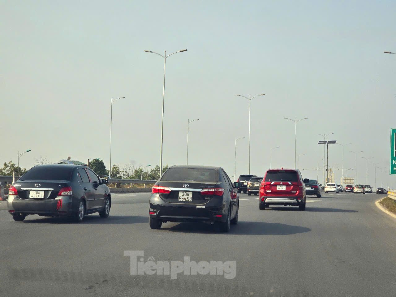 Các phương tiện di chuyển theo hướng Thanh Hóa- Hà Nội trên tuyến cao tốc Pháp Vân- Cầu Giẽ rất đông. Từng hàng xe nối đuôi nhau nên nhiều đoạn xe phải di chuyển chậm, với vận tốc từ 40-50km/h.