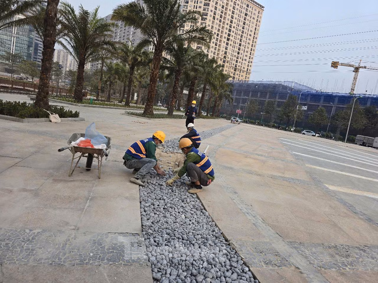 Ngay sau chỉ đạo của thành phố, chủ đầu tư đã tập trung nhân lực, máy móc để thi công các hạng mục công trình.