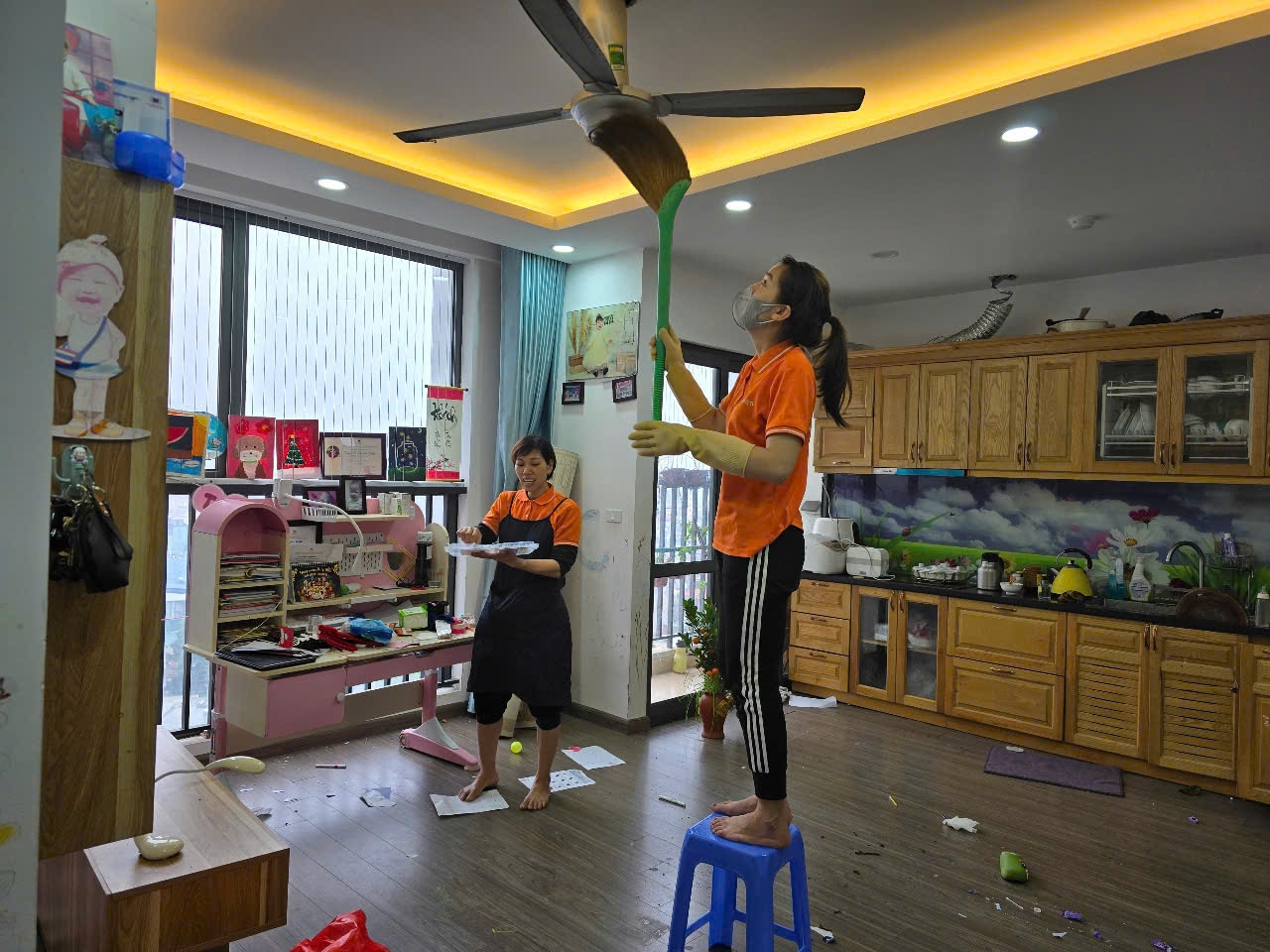 Nhân viên dọn vệ sinh cho khách hàng