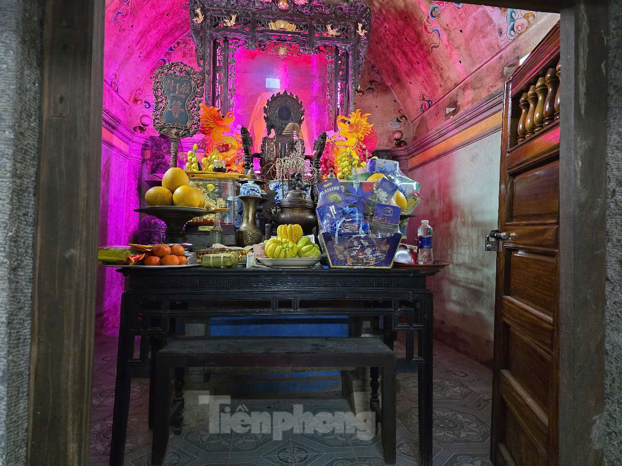 Hậu cung là nơi thờ Thượng tướng quân Trần Khát Chân, xây dựng theo kiểu cuốn vòm. Trước cửa hậu cung là hệ thống 4 cột bằng đá xanh, xà ngang đá tạo thành cửa đi vào. Bên trong hậu cung cũng là mộ của ngài. Tượng Trần Khát Chân được đặt ngồi trong long khám mặc áo, đội mũ cánh chuồn, nhân dân thường gọi nơi đây là “Thượng sàng hạ mộ”.