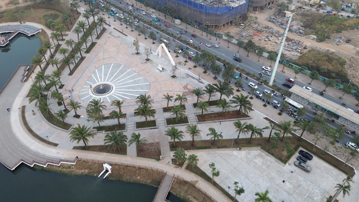 Công viên hồ Phùng Khoang là hạng mục công trình thuộc dự án Khu đô thị mới Phùng Khoang được phê duyệt Quy hoạch lần đầu năm 2007, khởi công từ năm 2016. Dự án có quy mô 11,8ha, với tổng mức đầu tư hơn 3.483 tỷ đồng. Dự án do Liên danh Tổng Công ty đầu tư & phát triển nhà Hà Nội và Công ty cổ phần đầu tư & xây dựng Đô thị làm chủ đầu tư. Công viên hồ Phùng Khoang là hạng mục công trình thuộc dự án Khu đô thị mới Phùng Khoang được phê duyệt Quy hoạch lần đầu năm 2007, khởi công từ năm 2016. Dự án có quy mô 11,8ha, với tổng mức đầu tư hơn 3.483 tỷ đồng. Dự án do Liên danh Tổng Công ty đầu tư & phát triển nhà Hà Nội và Công ty cổ phần đầu tư & xây dựng Đô thị làm chủ đầu tư.