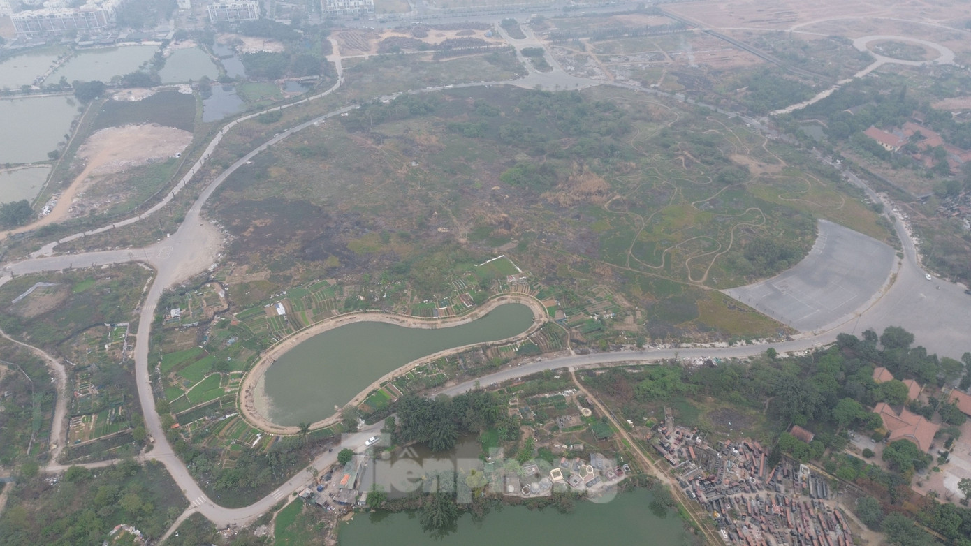 Chủ tịch UBND thành phố Hà Nội Trần Sỹ Thanh vừa yêu cầu các đơn vị liên quan tập trung tháo gỡ khó khăn, vướng mắc đối với Dự án đầu tư xây dựng đường giao thông bao quanh khu tưởng niệm danh nhân Chu Văn An (huyện Thanh Trì). Đây là dự án triển khai theo hình thức BT (xây dựng - chuyển giao), được phê duyệt từ năm 2011, khởi công năm 2014 nhưng đến nay vẫn còn dang dở.