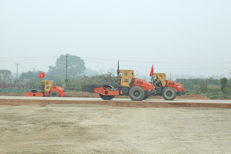 Công nhân làm việc trên công trường Dự án thành phần 2.1