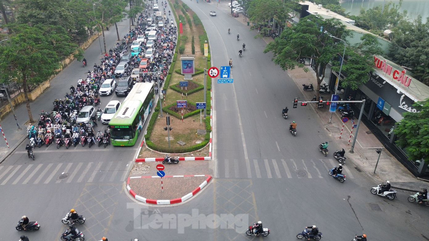 Người tham gia giao thông chờ đèn đỏ tại nút giao Hoàng Minh Giám - Nguyễn Tuân.