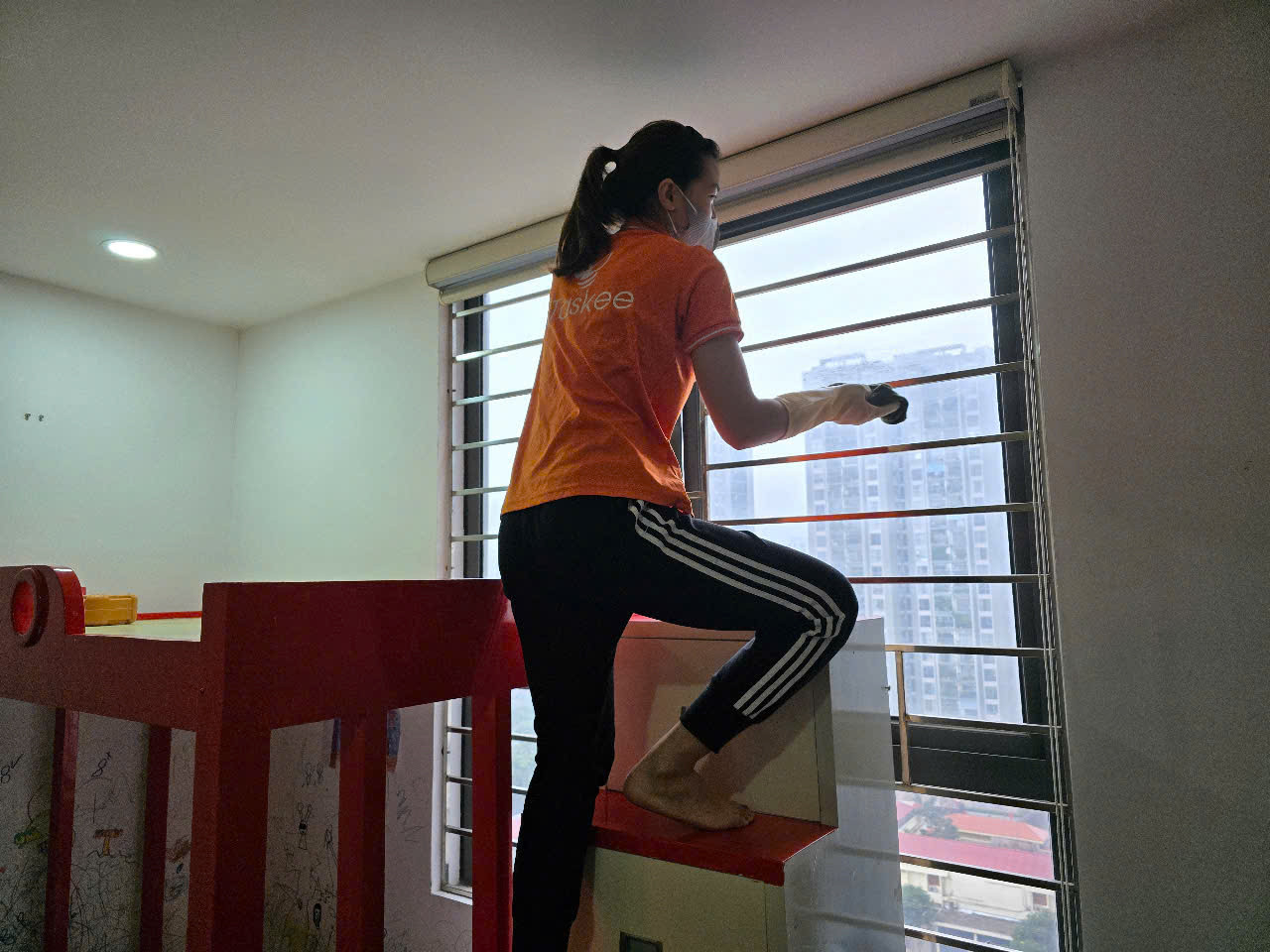 Nhân viên dọn vệ sinh theo giờ những ngày cận Tết rất "được giá"