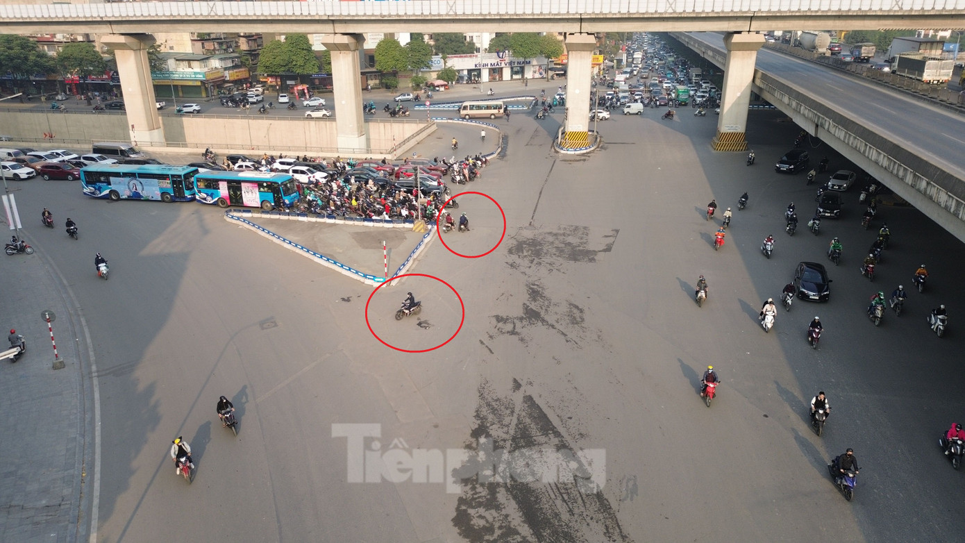 Tại Ngã Tư Nguyễn Trãi - Khuất Duy Tiến, vẫn còn một số trường hợp vượt đèn đỏ, đi ngược chiều hoặc dừng đỗ không đúng quy định.