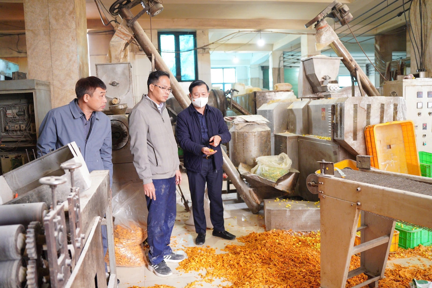 Lực lượng chức năng kiểm tra cơ sở sản xuất bim bim tại huyện Hoài Đức Lực lượng chức năng kiểm tra cơ sở sản xuất bim bim tại huyện Hoài Đức