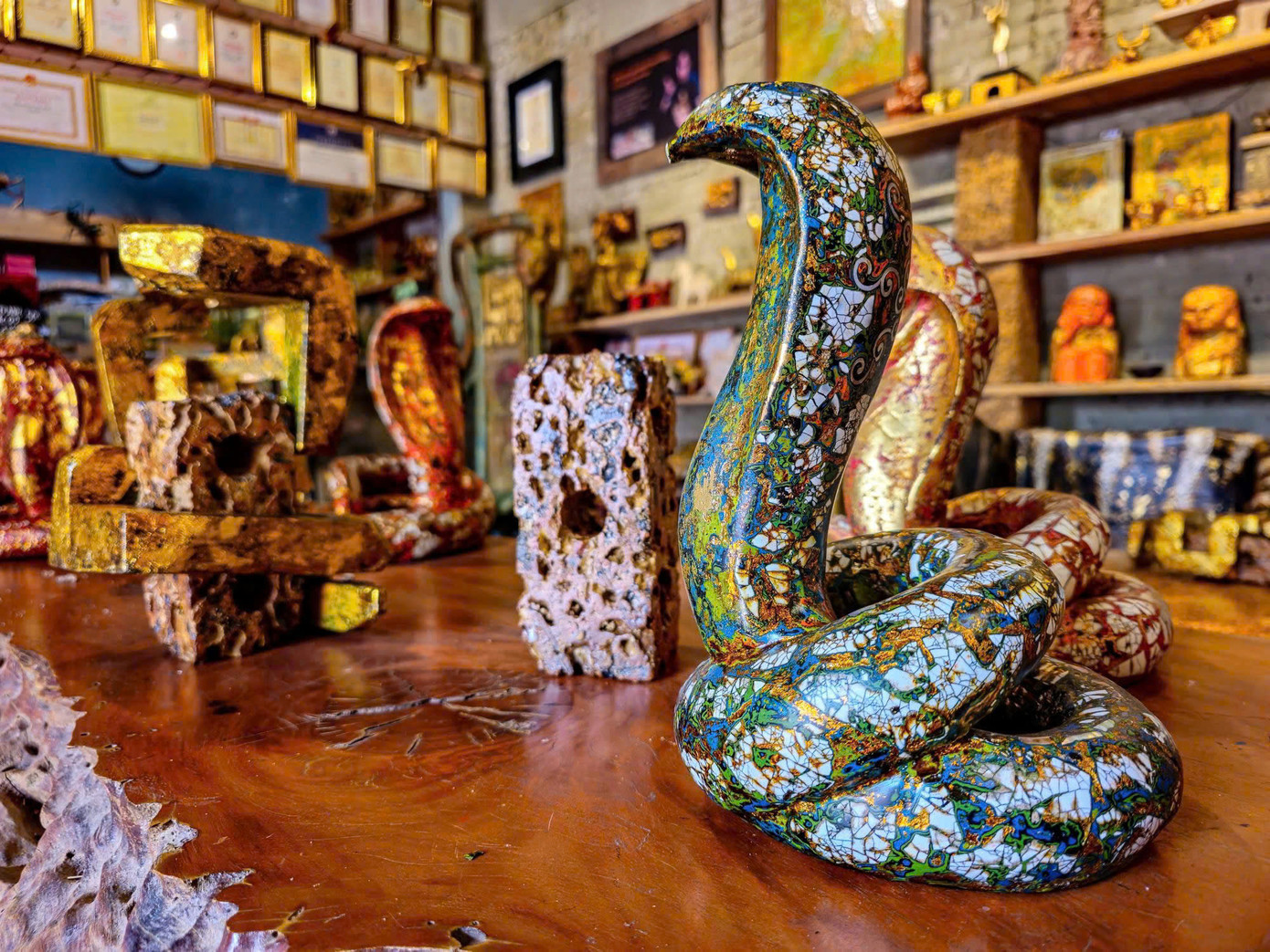 Bộ sưu tập Rắn sơn mài trên đá ong gồm 45 tác phẩm rắn quấn quanh đá ong.