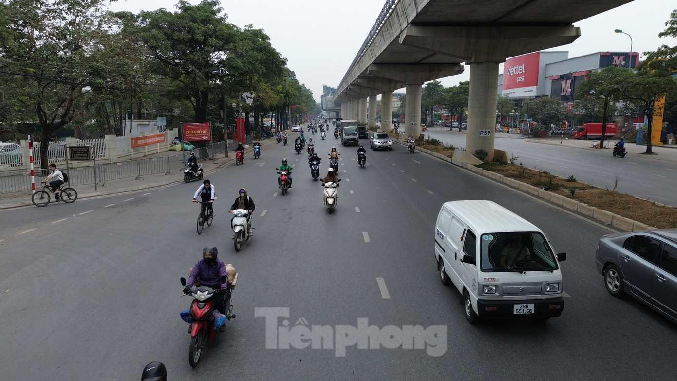 Theo Sở TN&amp;MT Hà Nội, có nhiều nguyên nhân gây ô nhiễm không khí ở Thủ đô. Trong đó, có nguyên nhân do lượng phương tiện tham gia giao thông lớn. Thống kê cho thấy, trên địa bàn thành phố có khoảng 8 triệu phương tiện giao thông, trong đó gần 6,9 triệu xe máy và 1,1 triệu ô tô.