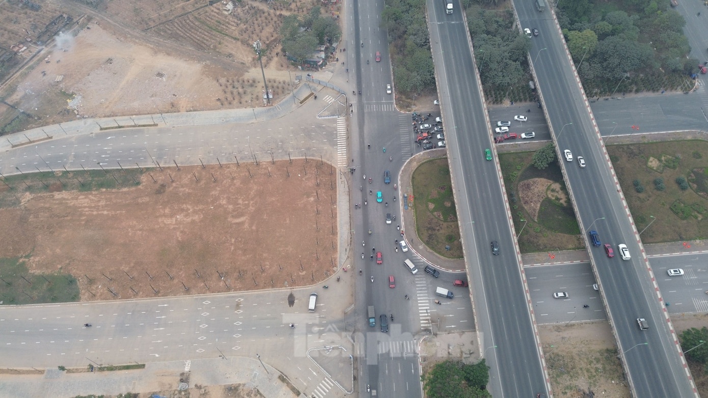 Sau khi bị trễ hẹn về đích sớm vào tháng 12/2024, các nhà thầu đã tập trung nhân lực, máy móc, thiết bị quyết tâm hoàn thành vào tháng 5/2025.