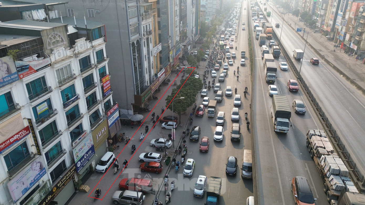 Tương tự, đường Nguyễn Xiển hướng đi Ngã tư Nguyễn Trãi - Khuất Duy Tiến thường xuyên ùn tắc giờ cao điểm. Để tiết kiệm thời gian, nhiều xe mô tô, xe máy đã leo lên vỉa hè để di chuyển.