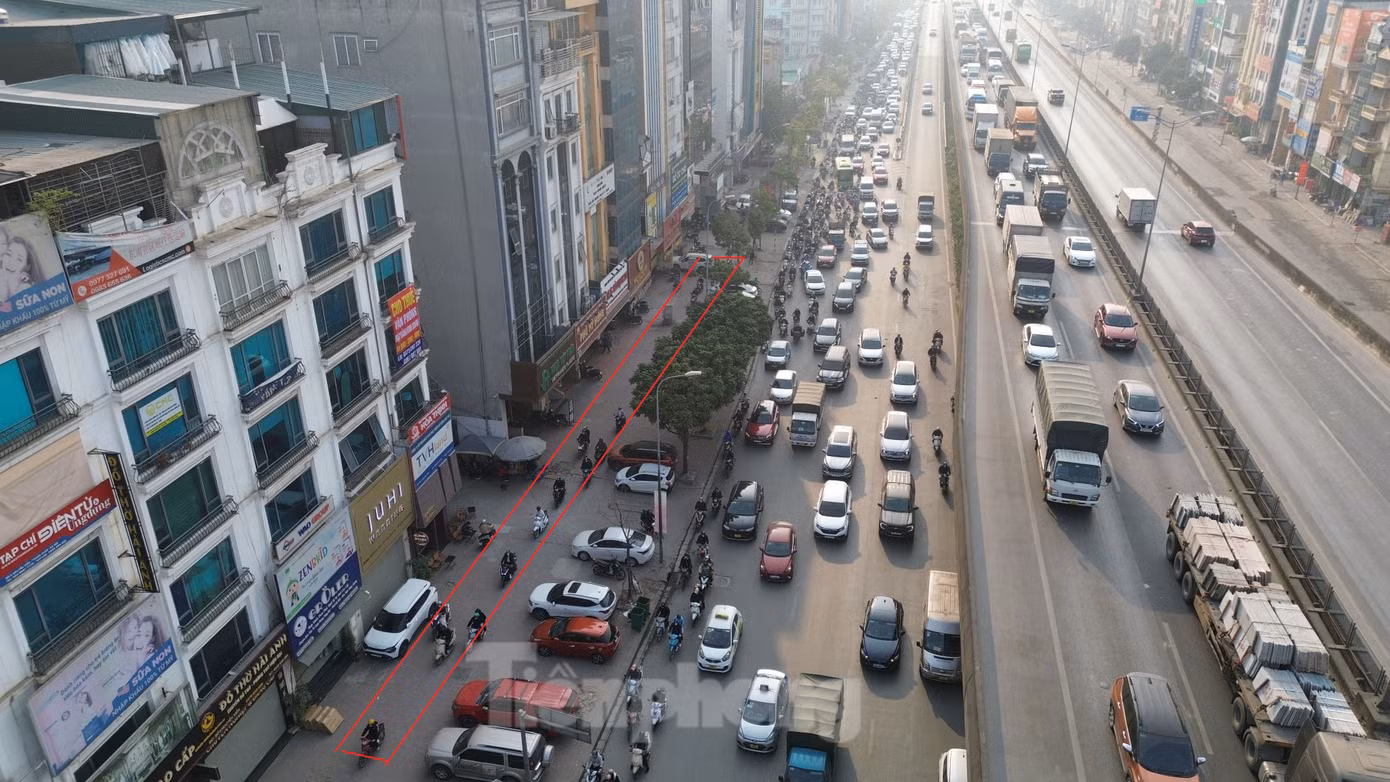 Tương tự, đường Nguyễn Xiển hướng đi Ngã tư Nguyễn Trãi - Khuất Duy Tiến thường xuyên ùn tắc giờ cao điểm. Để tiết kiệm thời gian, nhiều xe mô tô, xe máy đã leo lên vỉa hè để di chuyển. Tương tự, đường Nguyễn Xiển hướng đi Ngã tư Nguyễn Trãi - Khuất Duy Tiến thường xuyên ùn tắc giờ cao điểm. Để tiết kiệm thời gian, nhiều xe mô tô, xe máy đã leo lên vỉa hè để di chuyển.