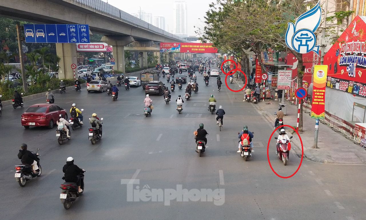 Chị Nguyễn Thị Linh cho biết, nhà chị ở trong ngõ Cự Lộc (phường Thượng Đình, quận Thanh Xuân). Hàng ngày, chị phải cho con học tại trường mầm non trong khu đô thị Royal City. Nếu đi đúng luật, chị phải ra đường Nguyễn Trãi vòng qua gầm cầu vượt Ngã Tư Sở rồi vòng ngược lại đường Nguyễn Trãi mới vào được trường của con. Trong khi đó, khu vực Ngã Tư Sở thường xuyên ùn ứ giờ cao điểm, vì vậy chị chấp nhận đi ngược đường để tiết kiệm thời gian.