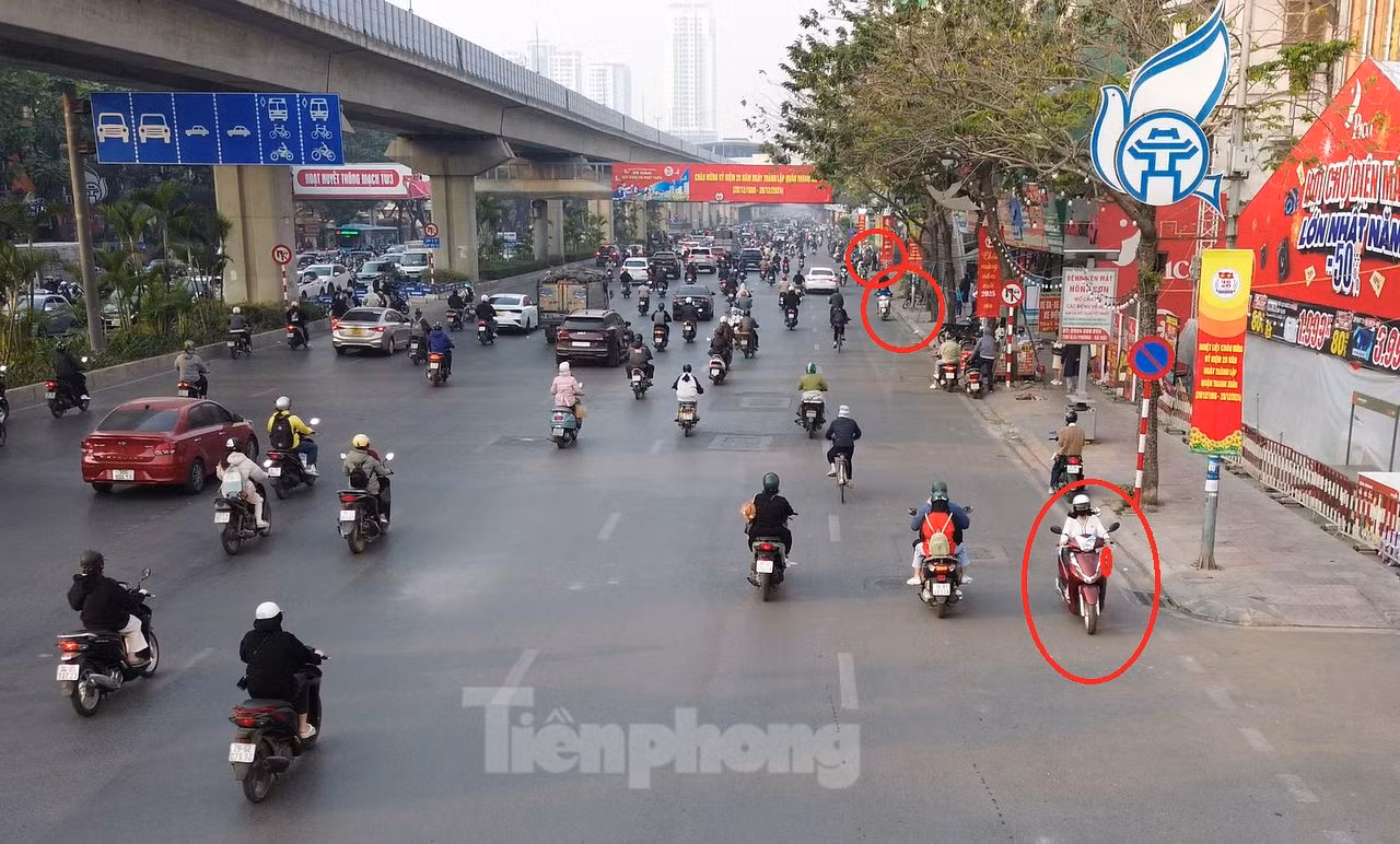 Chị Nguyễn Thị Linh cho biết, nhà chị ở trong ngõ Cự Lộc (phường Thượng Đình, quận Thanh Xuân). Hàng ngày, chị phải cho con học tại trường mầm non trong khu đô thị Royal City. Nếu đi đúng luật, chị phải ra đường Nguyễn Trãi vòng qua gầm cầu vượt Ngã Tư Sở rồi vòng ngược lại đường Nguyễn Trãi mới vào được trường của con. Trong khi đó, khu vực Ngã Tư Sở thường xuyên ùn ứ giờ cao điểm, vì vậy chị chấp nhận đi ngược đường để tiết kiệm thời gian. Chị Nguyễn Thị Linh cho biết, nhà chị ở trong ngõ Cự Lộc (phường Thượng Đình, quận Thanh Xuân). Hàng ngày, chị phải cho con học tại trường mầm non trong khu đô thị Royal City. Nếu đi đúng luật, chị phải ra đường Nguyễn Trãi vòng qua gầm cầu vượt Ngã Tư Sở rồi vòng ngược lại đường Nguyễn Trãi mới vào được trường của con. Trong khi đó, khu vực Ngã Tư Sở thường xuyên ùn ứ giờ cao điểm, vì vậy chị chấp nhận đi ngược đường để tiết kiệm thời gian.