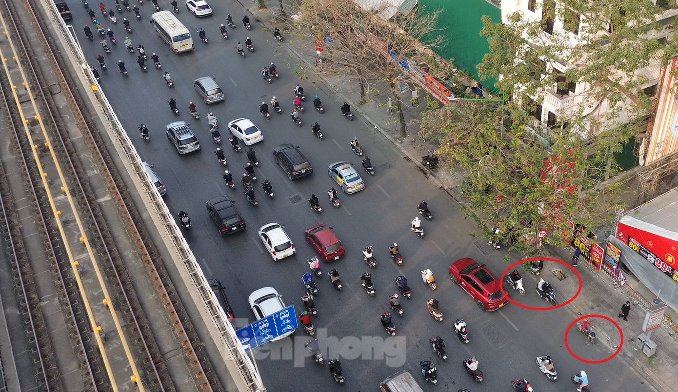 Tuyến đường Nguyễn Trãi hướng ngã tư Nguyễn Trãi - Khuất Duy Tiến hướng đi Ngã Tư Sở trước khi Nghị định 168 có hiệu lực, vốn đã là điểm nóng về tình trạng mô tô, xe máy đi ngược chiều. Hầu hết, người dân tại các ngõ trên đường Nguyễn Trãi, đường Cự Lộc nếu di chuyển theo hướng đường Láng thì sẽ phải đi vòng đến đường Trường Chinh. Trong khi giờ cao điểm, tuyến đường Ngã Tư Sở thường xuyên ùn ứ. Vì thế, người dân đi ngược chiều để ra đường Vũ Tông Phan rồi tỏa đi các hướng.