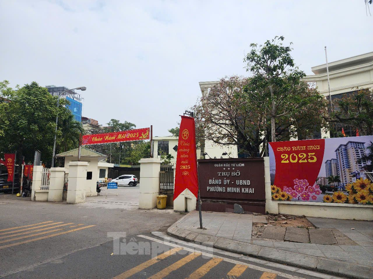 Số liệu quan trắc của Sở TN&MT Hà Nội cho thấy, vào lúc 8h ngày 7/1, Khu vực ô nhiễm nghiêm trọng nhất là đường Minh Khai (phường Minh Khai, quận Bắc Từ Liêm), chỉ số AQI ở mức 207 (ảnh: Trụ sở UBND phường Minh Khai, quận Bắc Từ Liêm).