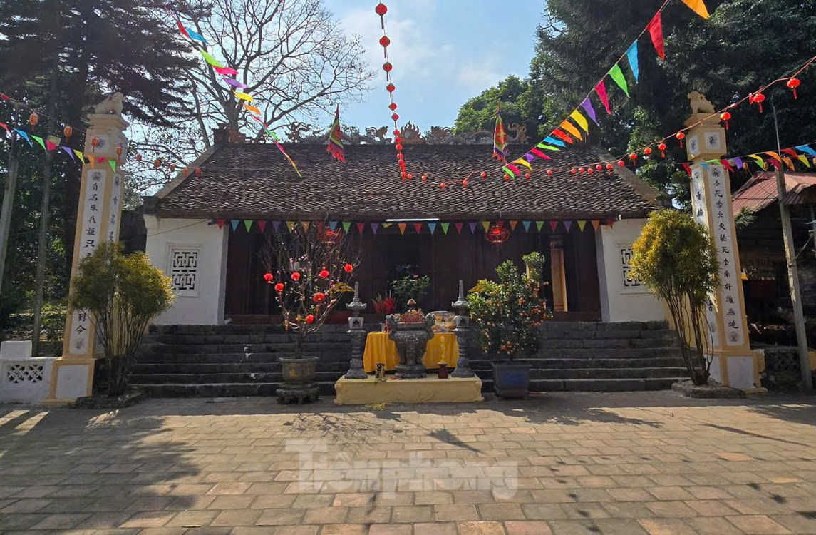 Cuối thời Trần, giặc Chiêm Thành thường xuyên đem quân đánh phá nước Đại Việt. Tháng 10/1389, Chế Bồng Nga đem quân đánh Đại Việt, Hồ Quý Ly được Vua Trần Nghệ Tông cử đi dẹp giặc nhưng bị đại bại. Tháng 12 năm 1389, Trần Khát Chân, lúc này là Đô tướng xin đánh giặc Chiêm. Ngày 23 tháng Giêng năm 1390, Trần Khát Chân đại thắng quân Chiêm Thành, giết được vua Chế Bồng Nga. Ông được phong là Thượng tướng quân, trong ảnh là nhà tiền đường khu di tích.