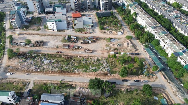 Một khu đất dịch vụ tại huyện Hoài Đức đang được hoàn thiện hạ tầng kỹ thuật để giao cho người dân. Một khu đất dịch vụ tại huyện Hoài Đức đang được hoàn thiện hạ tầng kỹ thuật để giao cho người dân.