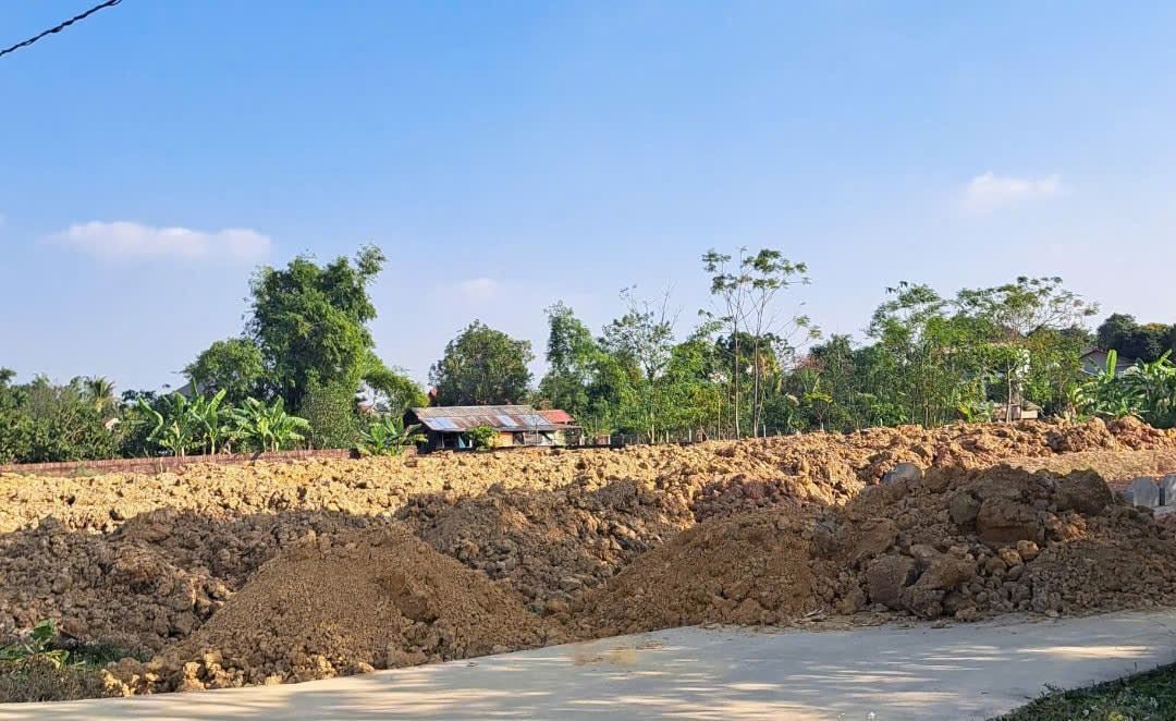 Một điểm tập kết bùn, đất thải khi nạo vét các dự án hồ thủy lợi tại xã Nam Sơn, huyện Sóc Sơn.