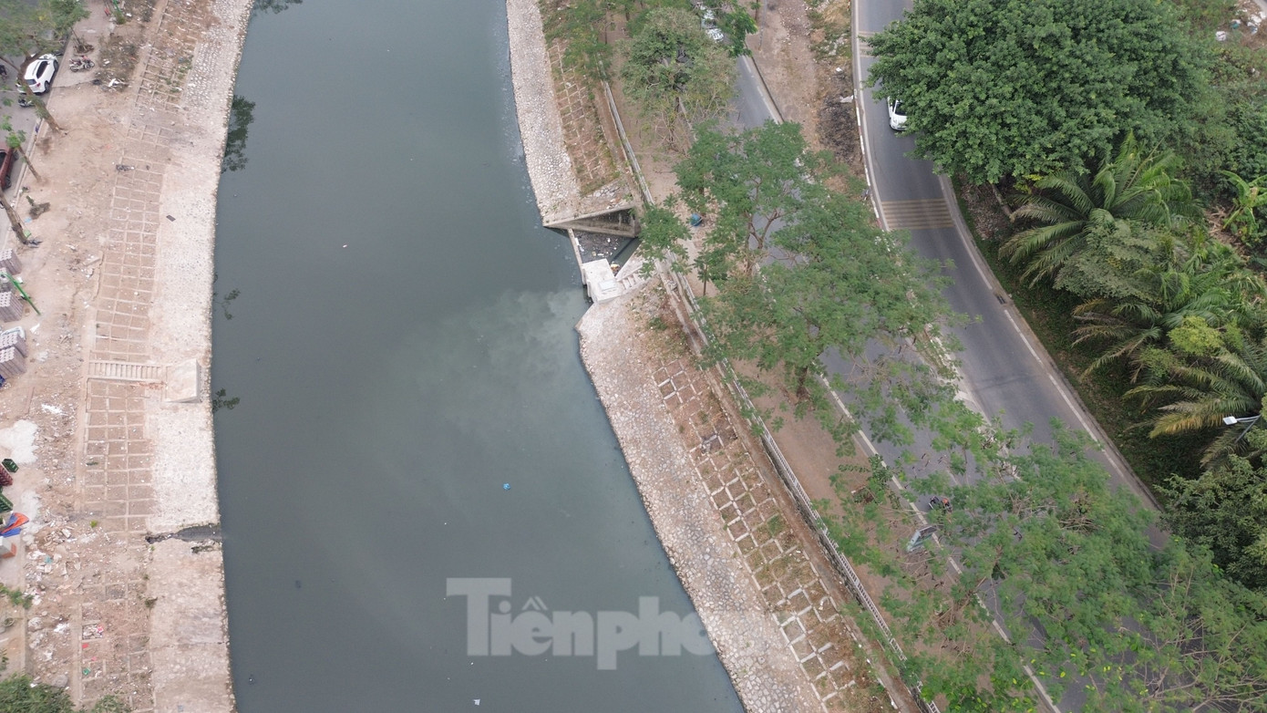 Bên cạnh đó, đoạn bờ phải từ đường Hoàng Quốc Việt đến đường Lê Văn Lương có khoảng 55 cửa xả chưa được tách nước thải. Như vậy, hiện còn 81 cửa xả chưa được tách nước thải đổ xuống sông Tô Lịch.