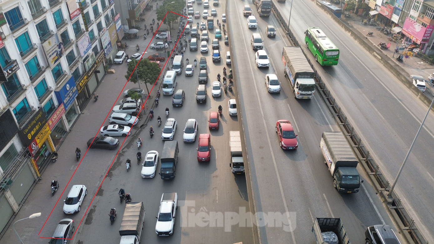 Xe ô tô đỗ trên vỉa hè tuyến đường Nguyễn Xiển.