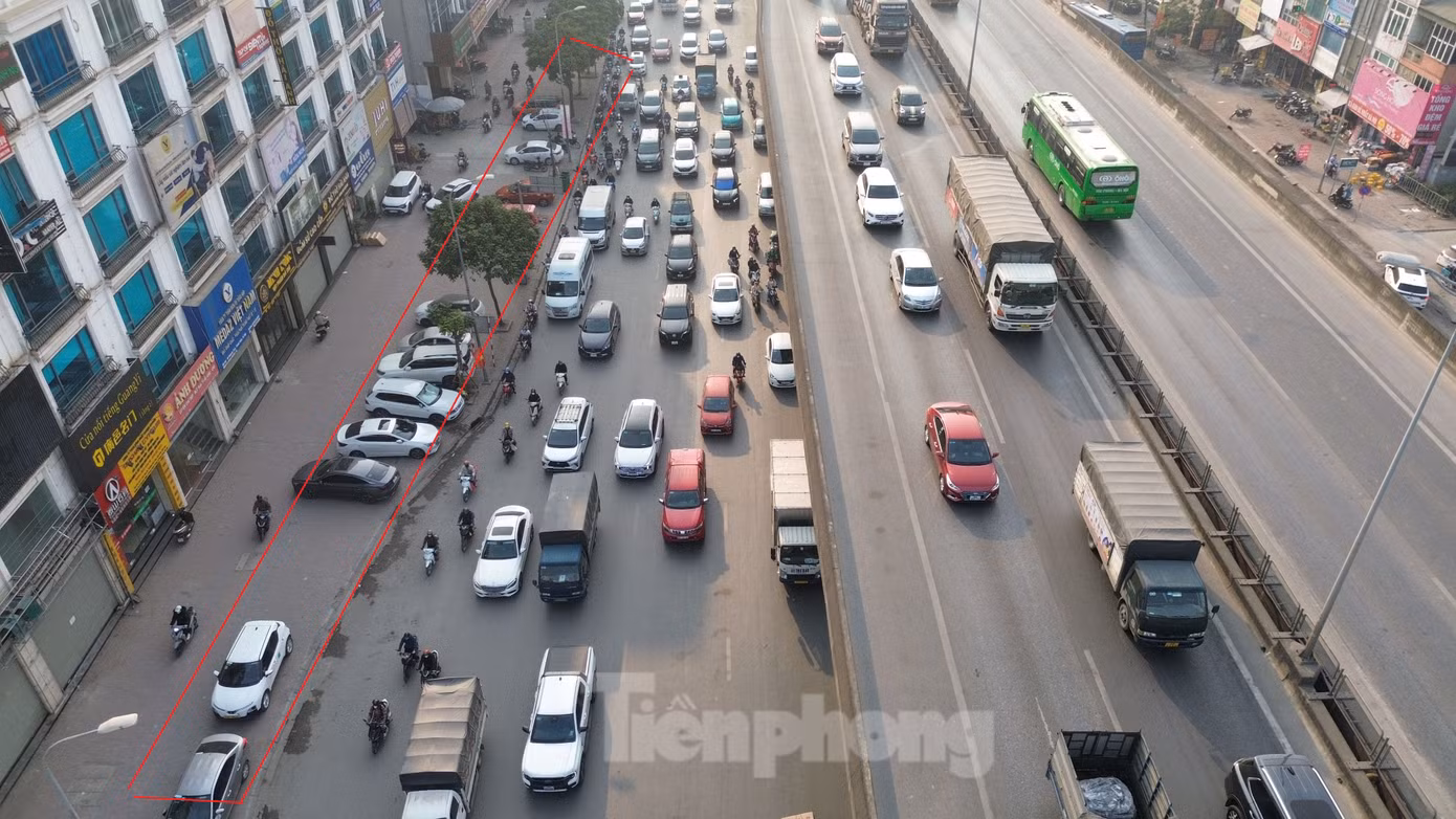 Xe ô tô đỗ trên vỉa hè tuyến đường Nguyễn Xiển. Xe ô tô đỗ trên vỉa hè tuyến đường Nguyễn Xiển.