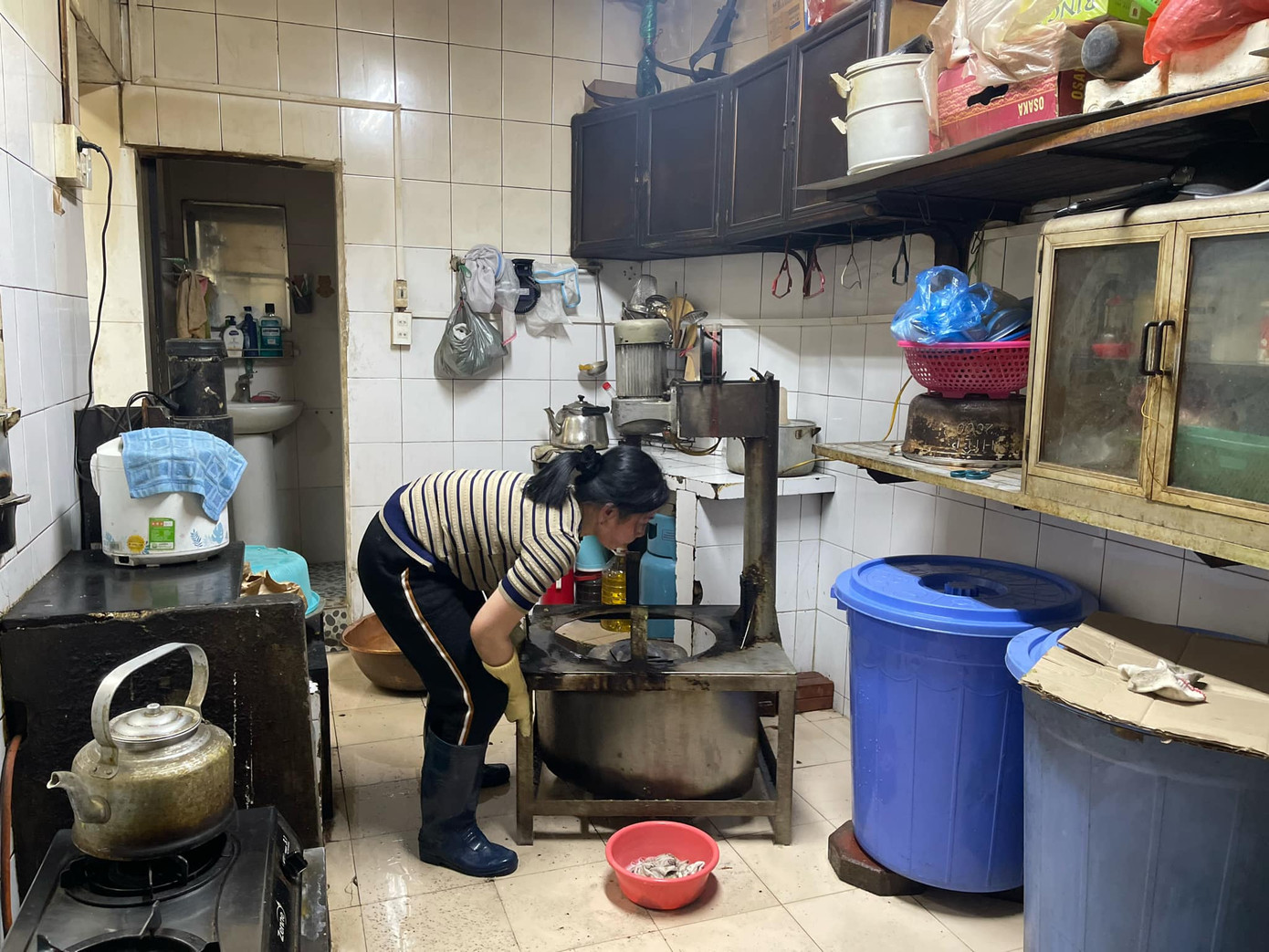 Một khu vực sản xuất của cơ sở bánh cốm gia truyền Nguyên Ninh tại thời điểm kiểm tra (ảnh: Thu Trang) Một khu vực sản xuất của cơ sở bánh cốm gia truyền Nguyên Ninh tại thời điểm kiểm tra (ảnh: Thu Trang)