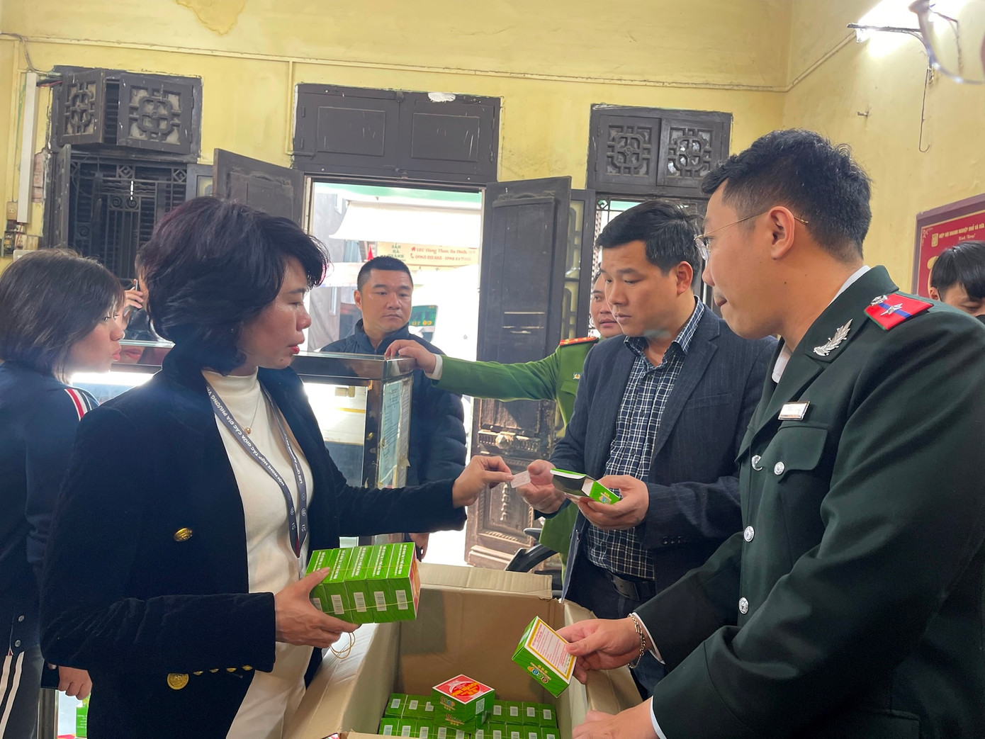 Đoàn liên ngành kiểm tra cơ sở sản xuất bánh cốm (ảnh: Thu Trang)