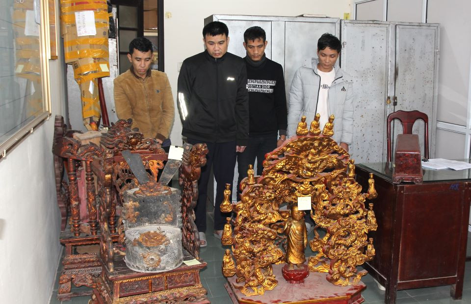 Nhóm đối tượng trộm cắp tài sản do Nguyễn Hùng Trang cầm đầu cùng các tang vật đã trộm cắp tại nhiều cơ sở thờ tự.