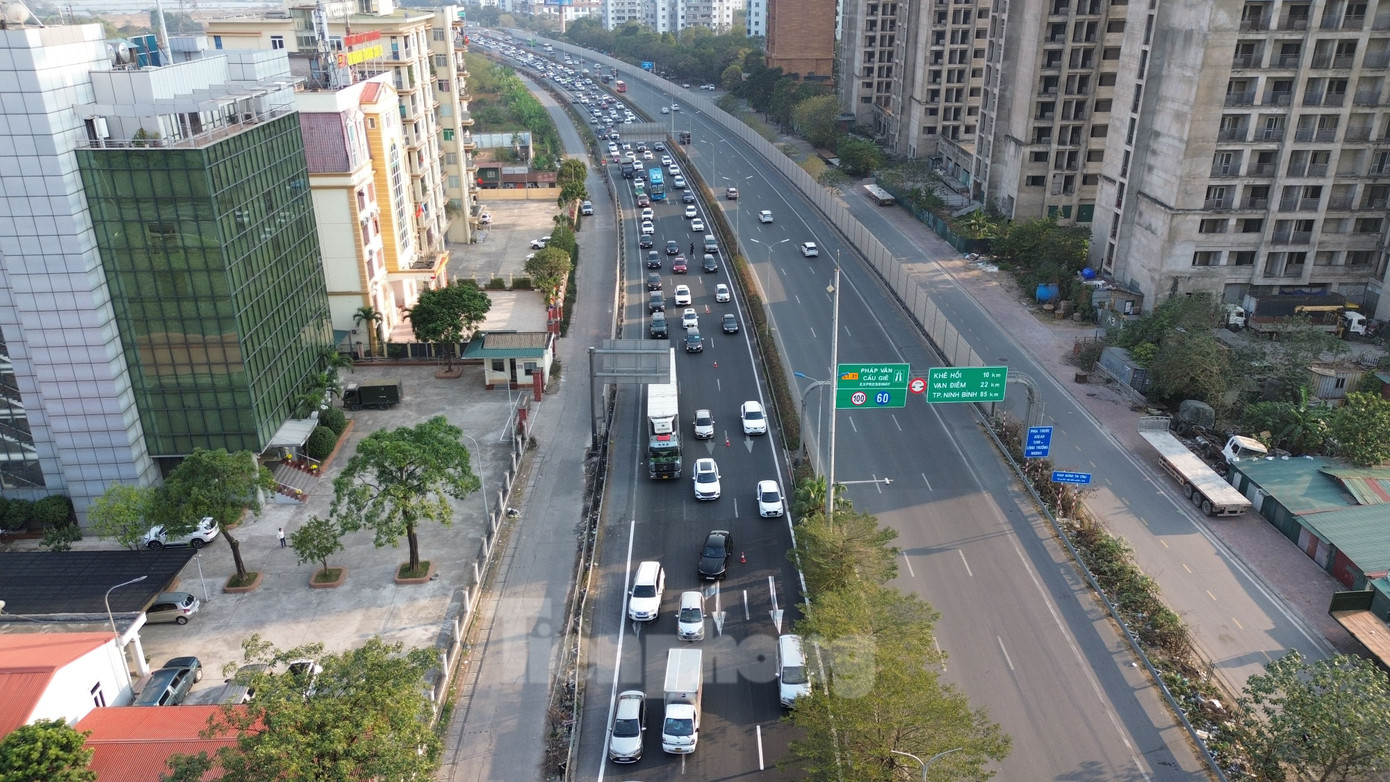 Tuy nhiên, qua trạm thu phí khoảng 5km, các phương tiện bắt đầu ùn tắc. Nguyên nhân là nhiều phương tiện di chuyển chậm tại khu vực đường dẫn lên Cầu Thanh Trì và đường Vành đai 3.