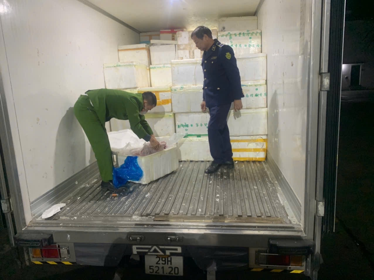 Lực lượng chức năng phát hiện 7 tấn lòng lợn không rõ nguồn gốc xuất xứ. Lực lượng chức năng phát hiện 7 tấn lòng lợn không rõ nguồn gốc xuất xứ.