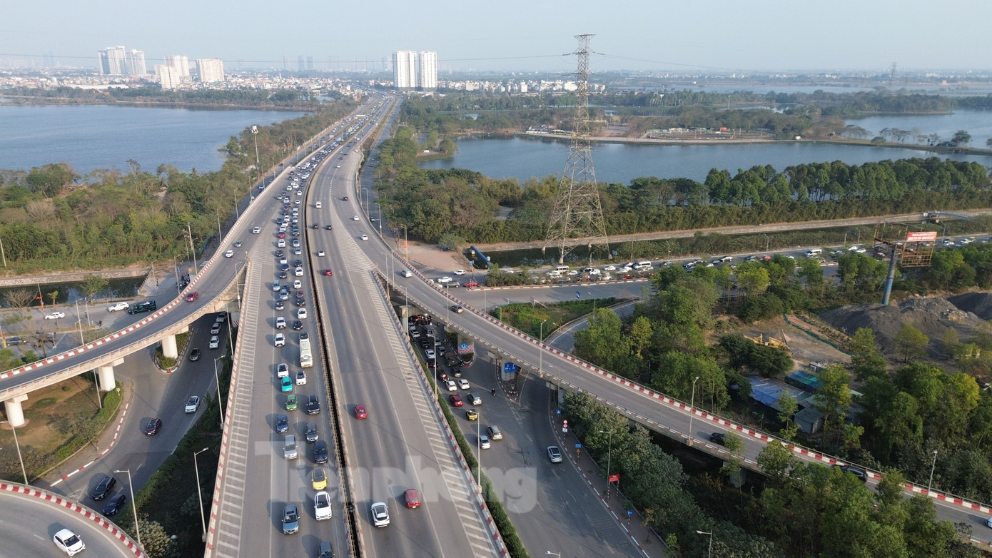 Khu vực nút giao Pháp Vân - Cầu Giẽ và đường Vành đai 3 các phương tiện tham gia giao thông rất đông.