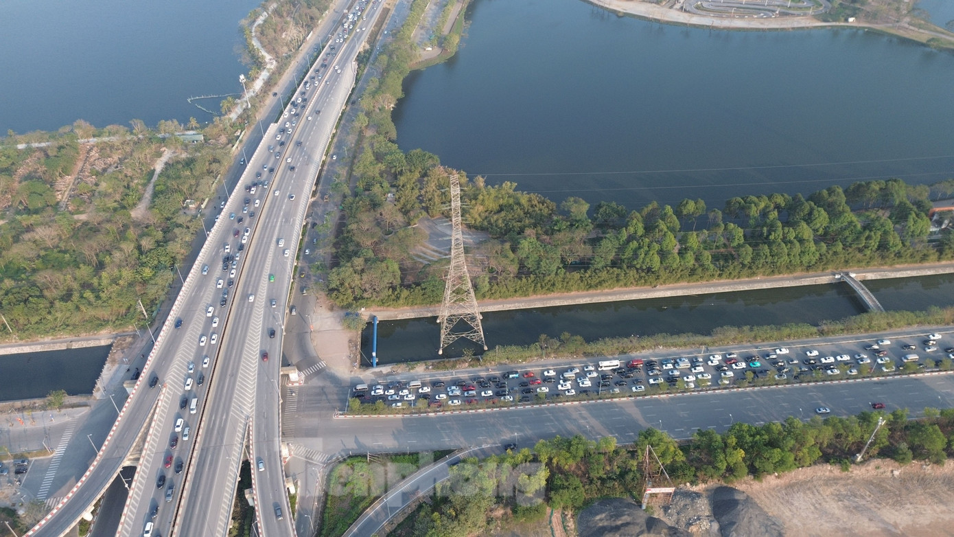 Đường Vành đai 3 từ nút giao Pháp Vân - Cầu Giẽ đến ngã tư Nguyễn Trãi - Khuất Duy Tiến phương tiện tham gia giao thông rất đông và xảy ra ùn ứ.