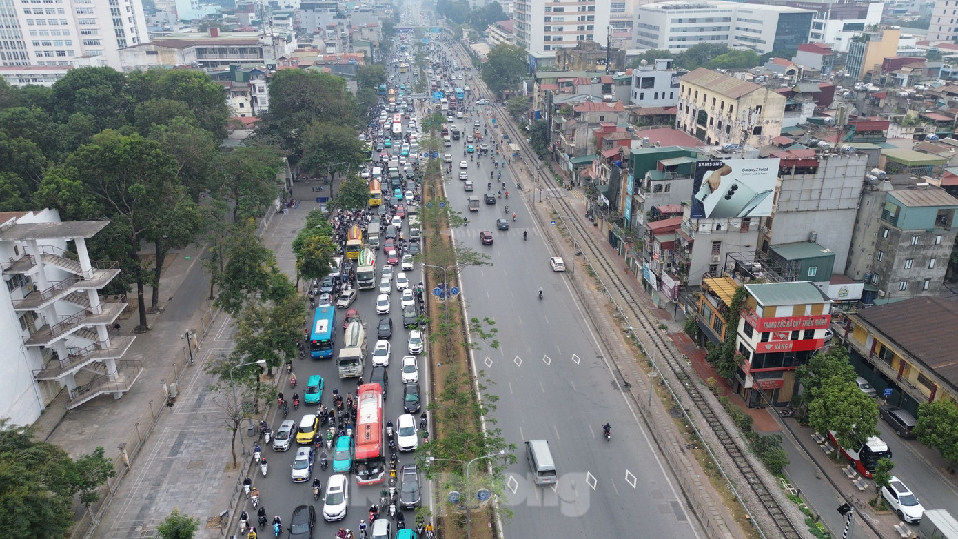 Còn theo cổng thông tin quan trắc môi trường (Cục Kiểm soát ô nhiễm môi trường, Bộ TN&MT), ngày 7/1 trên địa bàn Hà Nội có 2 khu vực chỉ số ô nhiễm không khí rất xấu, thang màu tím. Đó là Khu vực Đại học Bách khoa (đường Giải Phóng), AQI ở mức 226 và số 556 đường Nguyễn Văn Cừ (quận Long Biên) ở mức 216. (Ảnh: Khu vực đường Giải Phóng, đoạn đi qua ĐH Bách khoa).