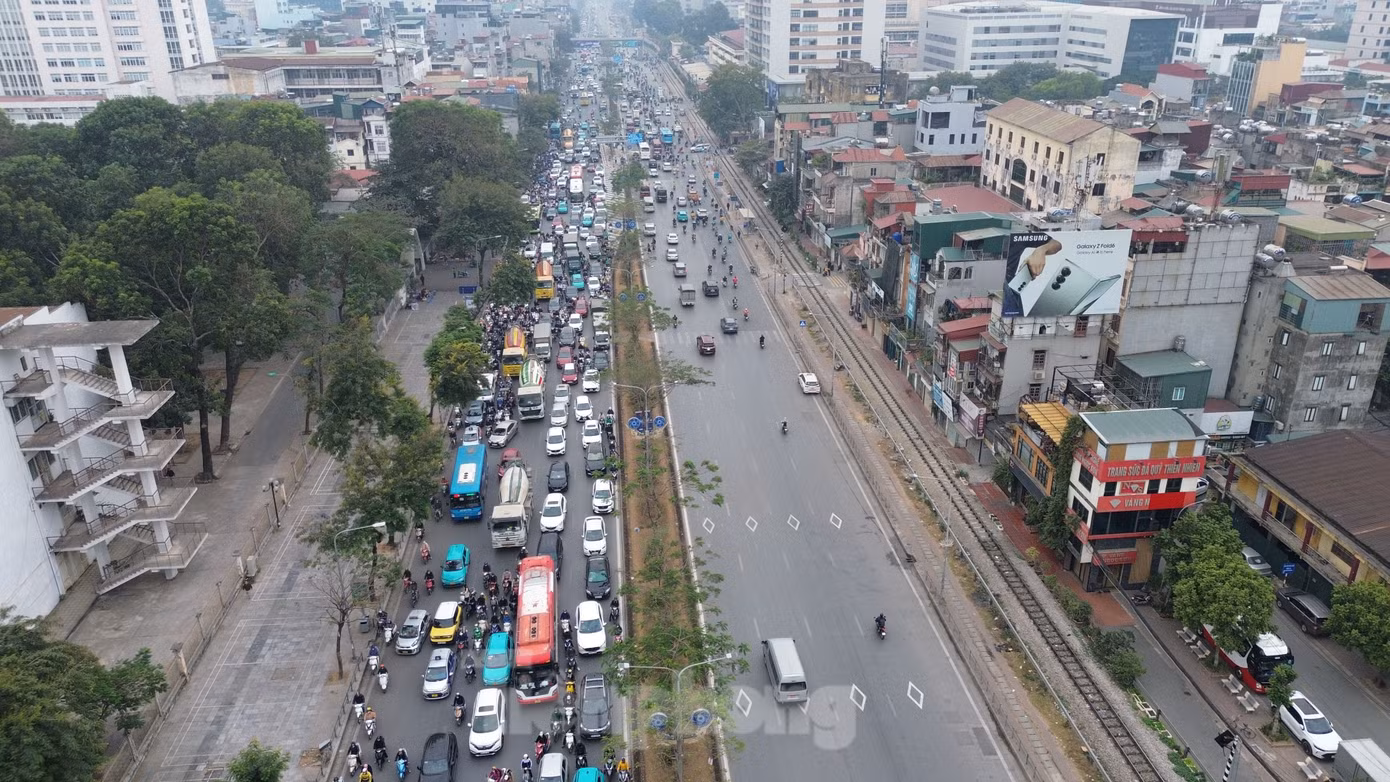 Còn theo cổng thông tin quan trắc môi trường (Cục Kiểm soát ô nhiễm môi trường, Bộ TN&amp;MT), ngày 7/1 trên địa bàn Hà Nội có 2 khu vực chỉ số ô nhiễm không khí rất xấu, thang màu tím. Đó là Khu vực Đại học Bách khoa (đường Giải Phóng), AQI ở mức 226 và số 556 đường Nguyễn Văn Cừ (quận Long Biên) ở mức 216. (Ảnh: Khu vực đường Giải Phóng, đoạn đi qua ĐH Bách khoa).