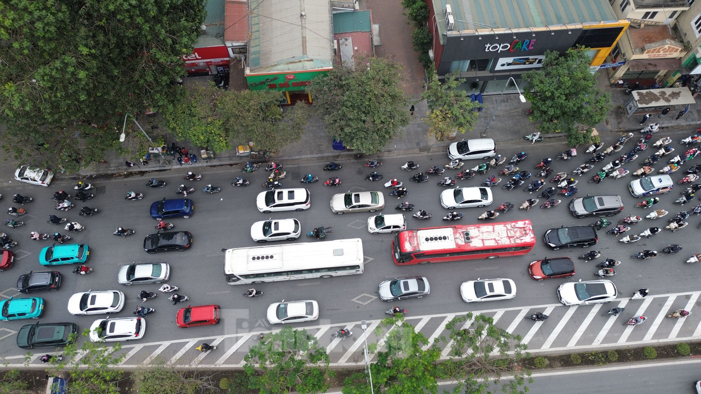 Các phương tiện di chuyển trên đường Giải Phóng, đoạn qua ĐH Bách khoa.