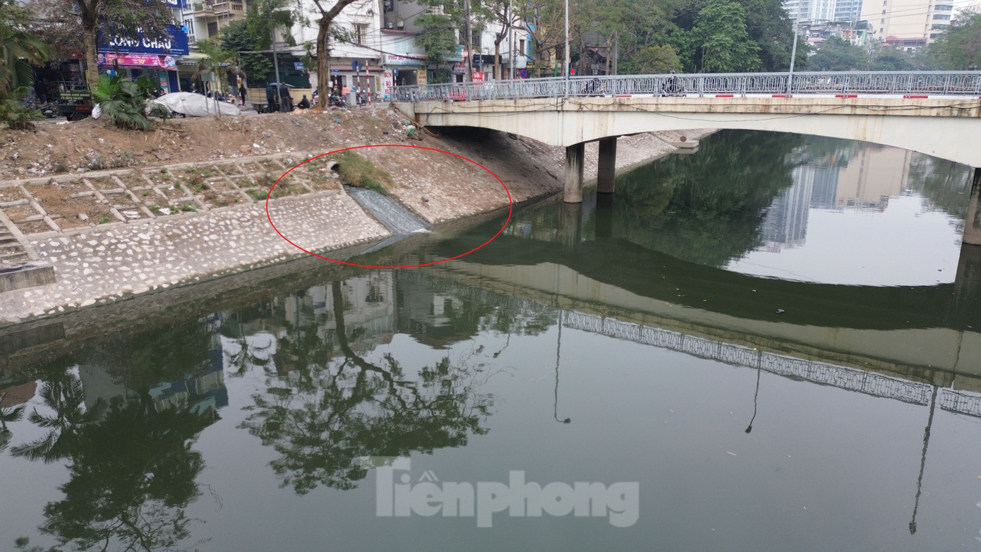 Theo Sở Xây dựng Hà Nội, bờ trái đoạn từ đường Hoàng Quốc Việt đến đập Thanh Liệt và bờ phải đoạn từ đường Lê Văn Lương đến đập Thanh Liệt có 182 cửa xả đã được xây dựng hệ thống cống bao và các giếng tách thu gom nước thải (thuộc gói thầu số 2 của Nhà máy xử lý nước thải Yên Xá) nhưng vẫn còn khoảng 26 cửa xả nước thải vào sông Tô Lịch.