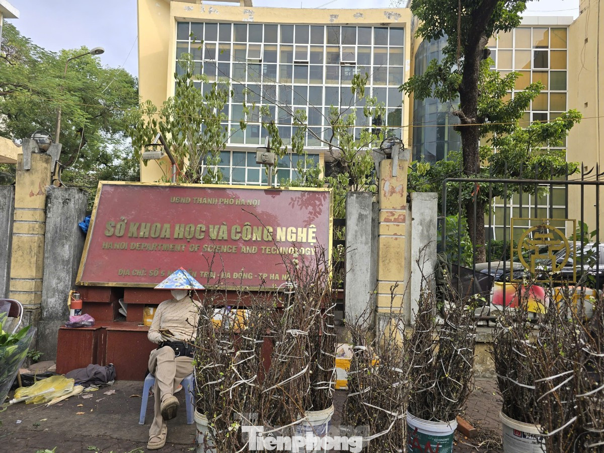 Một phần trụ sở của Sở Khoa học và Công nghệ Hà Nội, số 5 Nguyễn Trãi, quận Hà Đông hiện bỏ hoang sau khi cơ quan này chuyển đi. Một phần trụ sở của Sở Khoa học và Công nghệ Hà Nội, số 5 Nguyễn Trãi, quận Hà Đông hiện bỏ hoang sau khi cơ quan này chuyển đi.