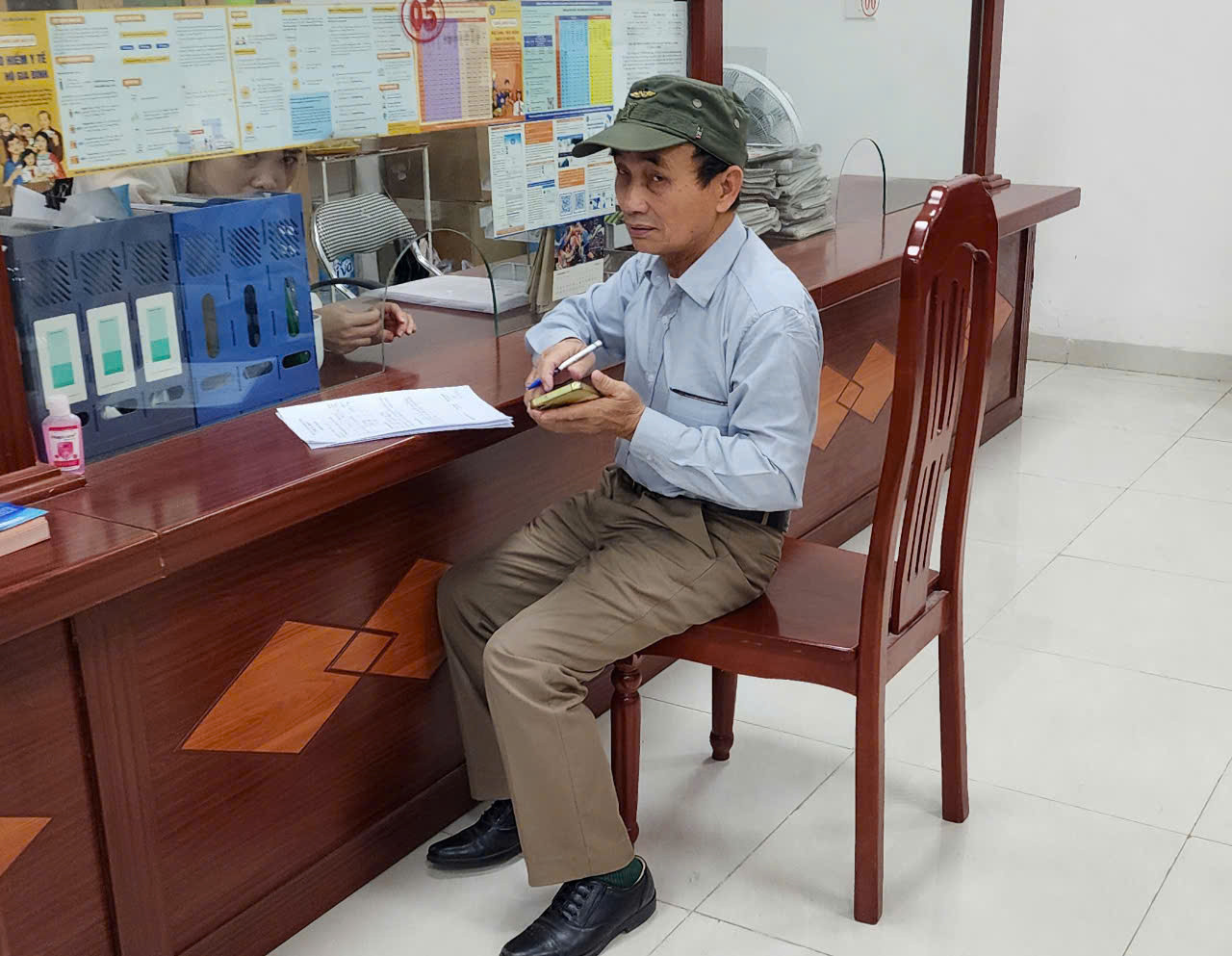 Công dân thực hiện thủ tục hành chính tại phường Hạ Đình. Công dân thực hiện thủ tục hành chính tại phường Hạ Đình.