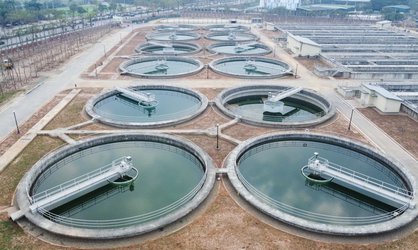 UBND thành phố Hà Nội cho biết, sông Tô Lịch hiện đang ô nhiễm nghiêm trọng. Thời gian qua, thành phố đã triển khai nhiều biện pháp để giảm ô nhiễm dòng sông, trong đó Dự án Nhà máy xử lý nước thải Yên Xá đã đi vào vận hành thử nghiệm từ ngày 1/12/2024.