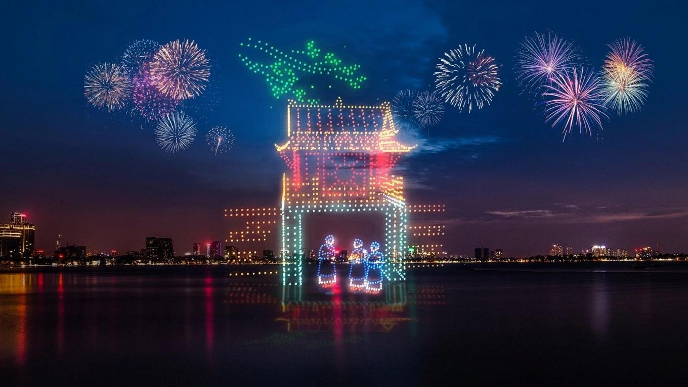 Lễ hội ánh sáng nghệ thuật Rực rỡ Thăng Long với điểm nhấn là màn trình diễn của 2.024 thiết bị bay không người lái dịp Tết Nguyên đán 2024.