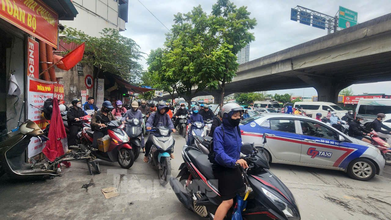 Nhiều mô tô, xe máy chen lên vỉa hè đường Nguyễn Xiển để di chuyển.