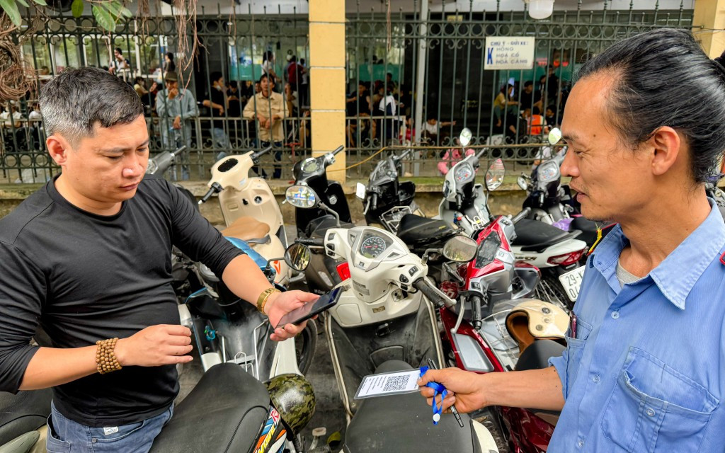 Hà Nội mở rộng thí điểm thanh toán giá dịch vụ trông giữ xe không sử dụng tiền mặt trên toàn thành phố