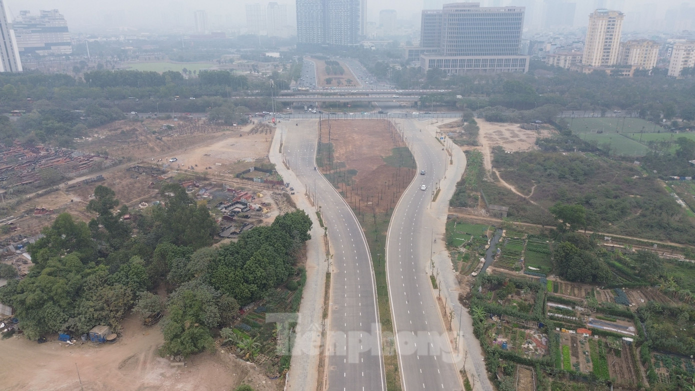Đoạn tuyến còn lại có chiều dài khoảng 0,7km từ nút giao đường Đại Mỗ đến hết địa phận quận Nam Từ Liêm đang tổ chức thi công đạt 80% khối lượng theo hồ sơ thiết kế được duyệt.